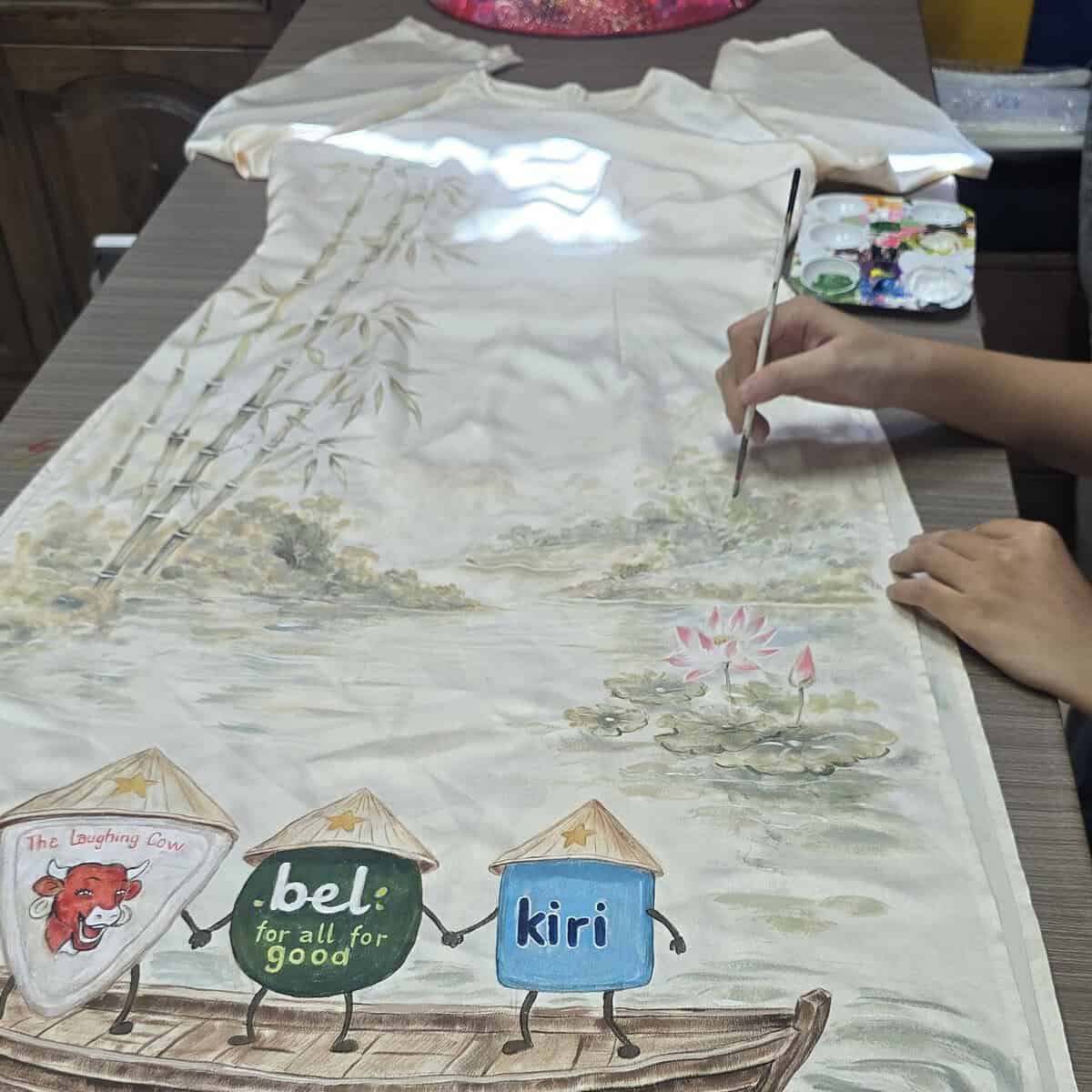 Dịch vụ vẽ logo doanh nghiệp trên áo dài theo yêu cầu
