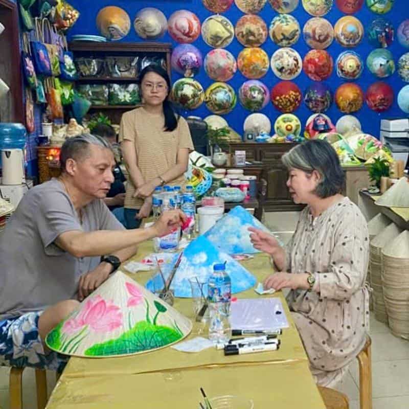 Workshop vẽ nón lá cho khách du lịch