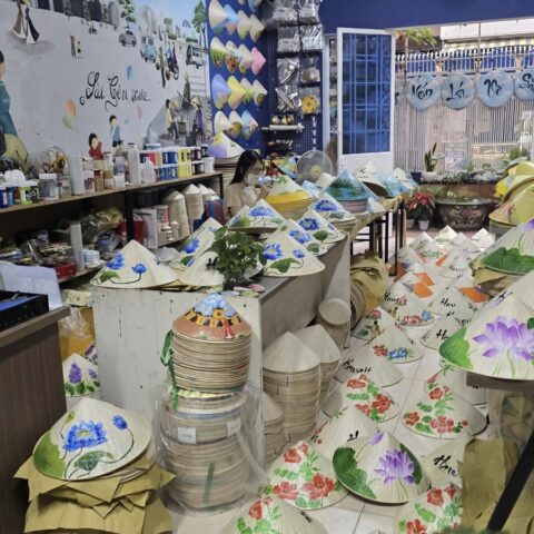 Xưởng nón lá vẽ tay tại Sài Gòn với nhiều mẫu nón lá trang trí đa dạng