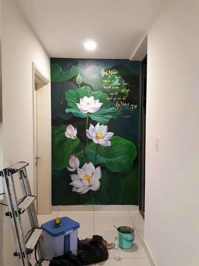 Vẽ tranh tường hoa sen và thư pháp ở hành lang nhà ở