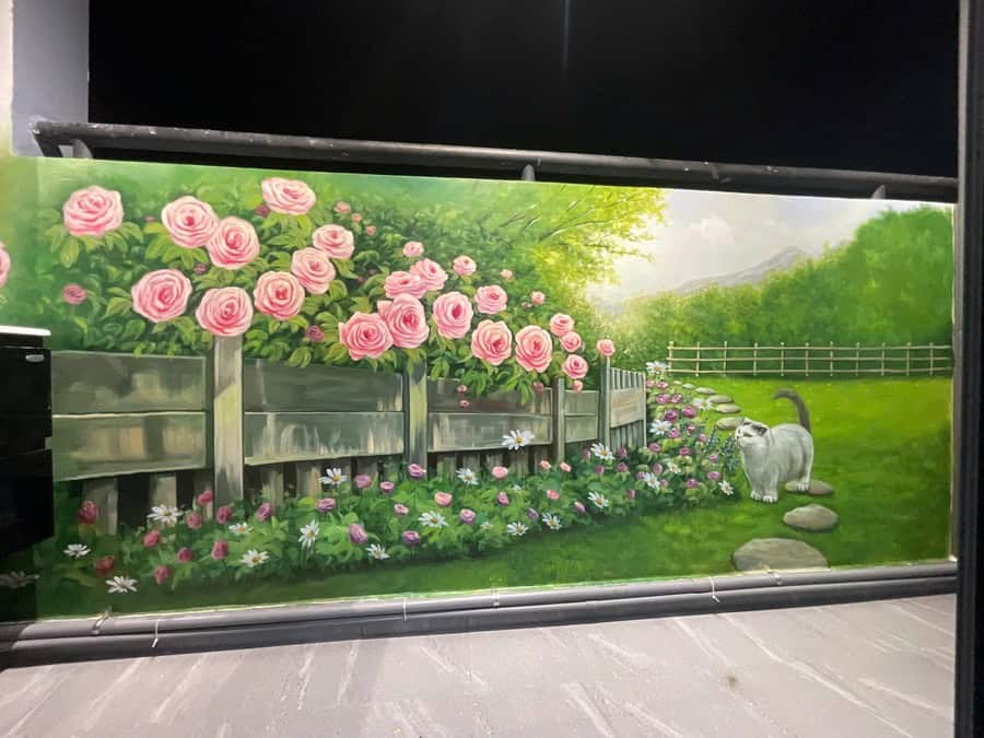 Vẽ tranh tường vườn hoa hồng và chú mèo trên bức tường dài
