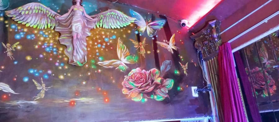 Vẽ tường nghệ thuật: thiên thần, bướm và hoa hồng trên mảng tường lớn