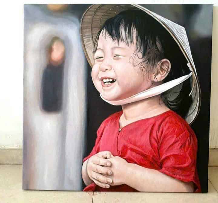 Tranh chân dung bé cười tươi đội nón lá, áo đỏ, vẽ tay sơn dầu