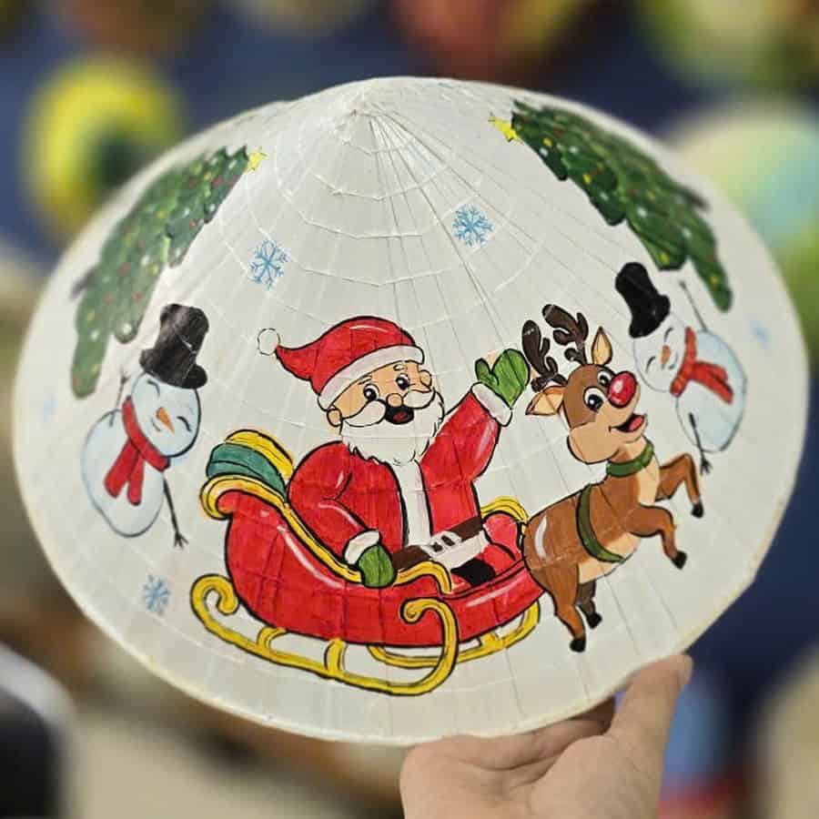 Nón lá vẽ tay chủ đề Giáng sinh với ông già Noel, tuần lộc và người tuyết