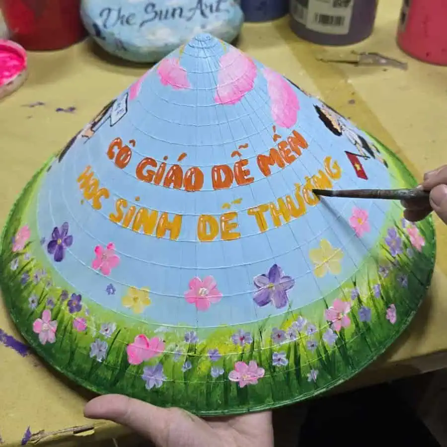 Nón lá vẽ tay quà tặng cô giáo với dòng chữ Cô giáo dễ