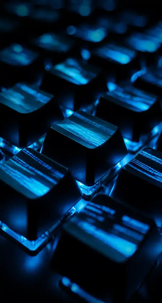 Clavier rétroéclairé et lignes de code, univers high-tech