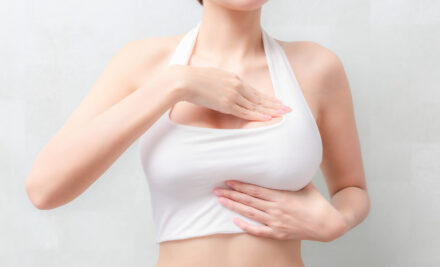 ทำไมบางคนทำศัลยกรรมยกกระชับหน้าอกแล้วหน้าอกแข็ง?