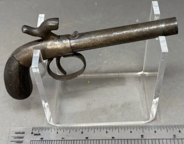 Ancient flintlock pistol displayed at Gettysburg Museum of History.
