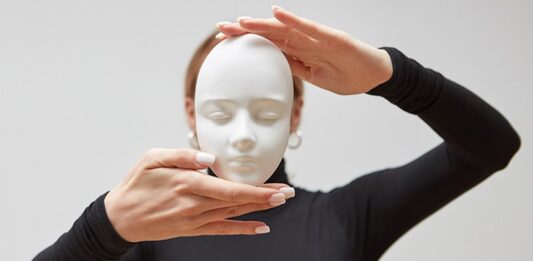 antimafia facciata inchiesta beni confiscati maschera