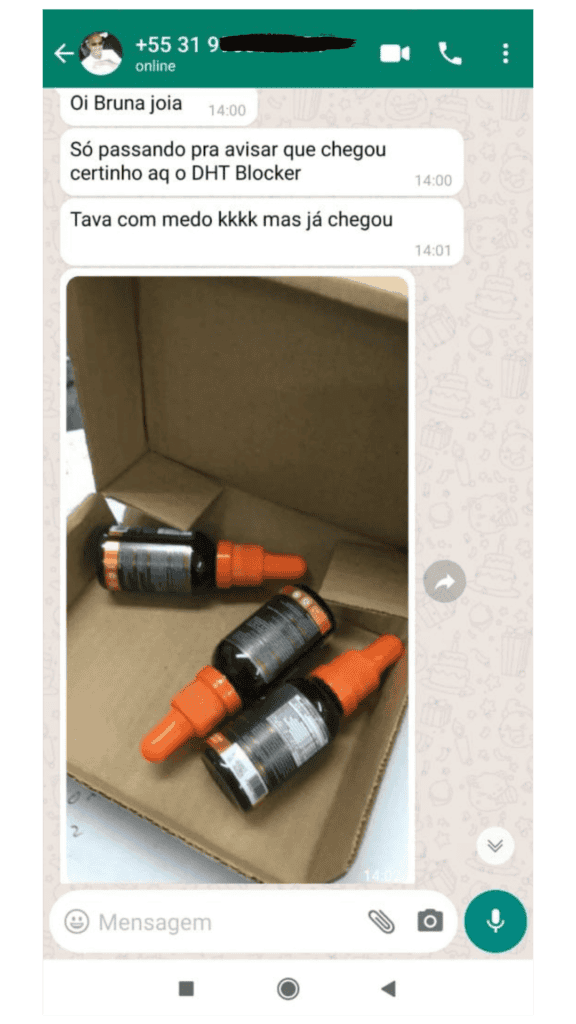 Depoimento em texto via WhatsApp de cliente satisfeito com os resultados rápidos do tratamento DHT Blocker para queda de cabelo.