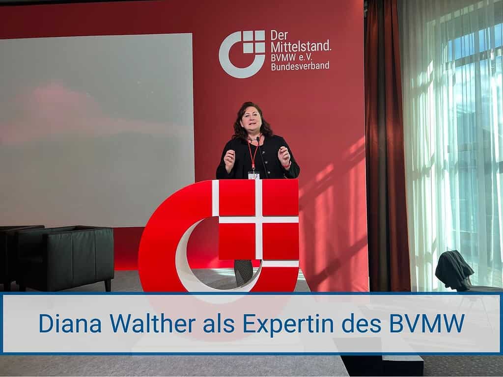 Diana Walther steht hinter einem Pult und hält einen Vortrag beim BVMW.