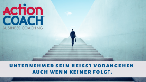 Ein Unternehmer geht die Treppe hoch und niemand folgt