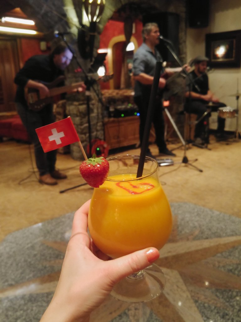 Mocktail and musicians in the hotel Alex Zermatt.