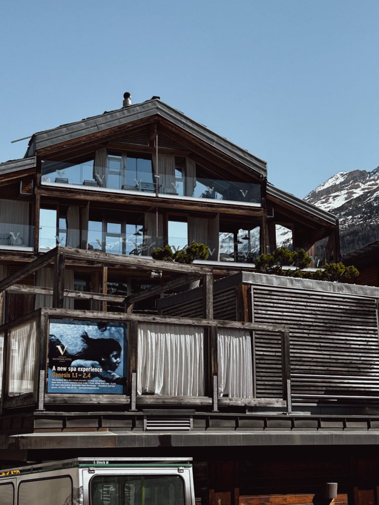 Wooden building, Vernissage Hotel Zermatt from the outside.