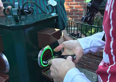 difference between Disney's Fastpasses and Universal's Express Pass
