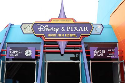 difference between Disney's Fastpasses and Universal's Express Pass