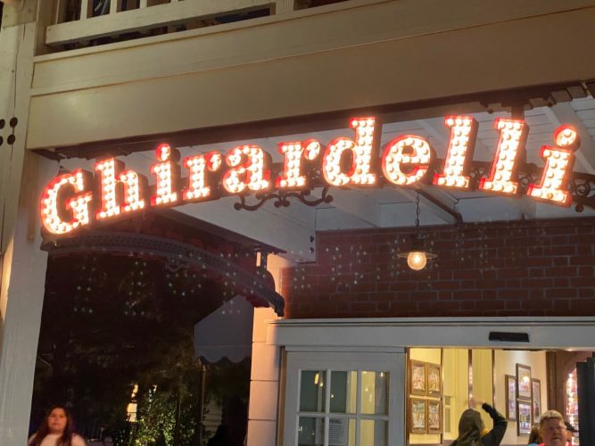 5 Best Spots at Disneyland to Grab Ice Cream 3