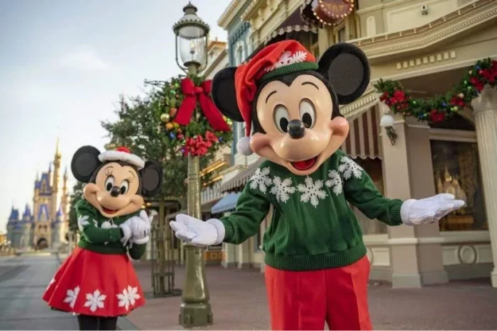 When Do They Pull Down The Christmas Decorations At Walt Disney World? 1 Disney christmas