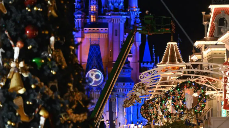 Watch Magic Kingdom Transform from Halloween to Christmas Overnight 1 Watch Magic Kingdom Transform from Halloween to Christmas Overnight 1