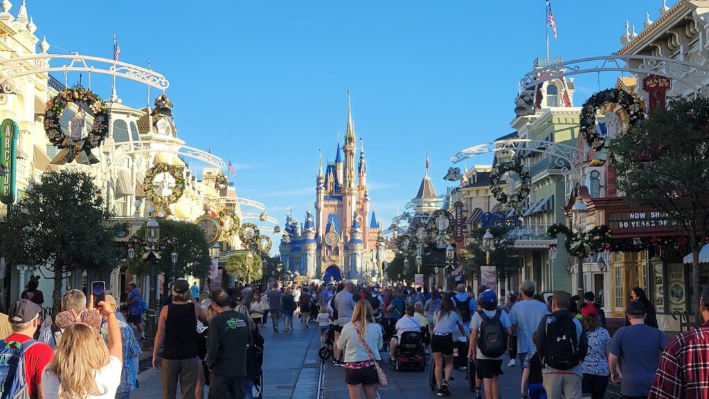 When does Disney World put up the Christmas decorations at the theme parks? 1 When does Disney World put up the Christmas decorations at the theme parks? 1