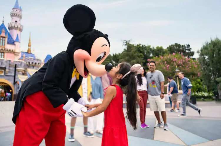 Applications Open to Become a 2025 planDisney Panelist! 3 mickey mouse