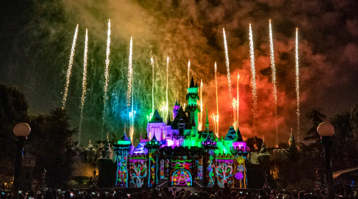The Holiday Season Returns to the Disneyland Resort November 11 6 The Holiday Season Returns to the Disneyland Resort November 11 6