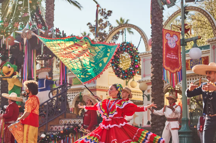 The Holiday Season Returns to the Disneyland Resort November 11 3 The Holiday Season Returns to the Disneyland Resort November 11 3