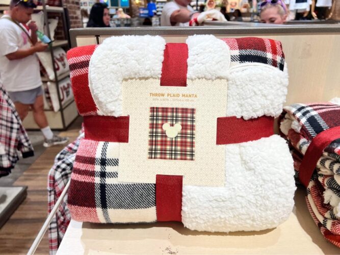 Disney Delivers With The Holiday Merchandise At Disney World And ShopDisney! 3 Holiday merchandise
