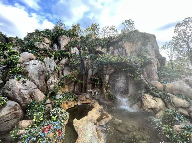Characters you can see in the Fantasy Springs Rockwork 11 snow white