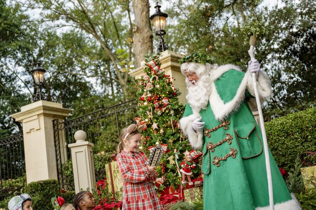 A Magical Christmas at Walt Disney World: Your Complete Guide 1 santa