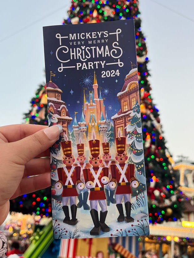 The Holidays Have Officially Arrived at Walt Disney World! 4 xmas15