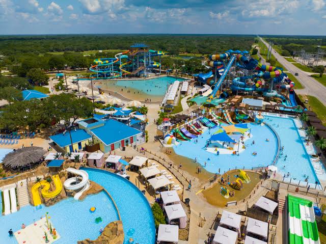 Make a Splash: The Top 10 Outdoor Water Parks You Need to Visit in the US! 2 Top 10 Outdoor Water Parks