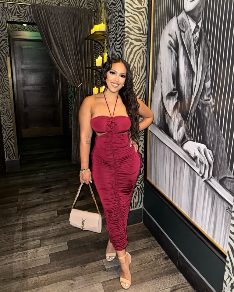 women-dinner-date-night-outfit