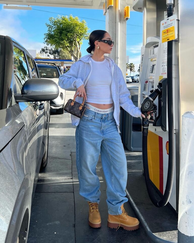 How to Style Baggy Jeans
