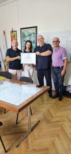 Group of four people holding a certificate at Dom zdravlja Merosina.
