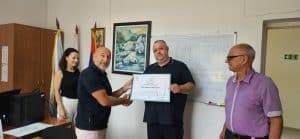 Group of people at Dom zdravlja Merosina during certificate presentation.