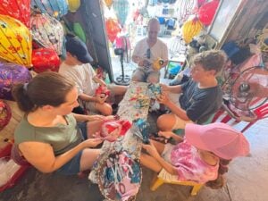 סדנת יצירת מנורות וייטנאמיות בהוי אן איסטקארד
