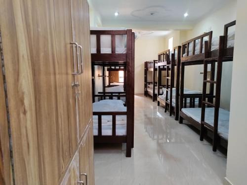 Tatsat Hostel- הוסטל חברתי מומלץ ברישיקש – איסטקארד