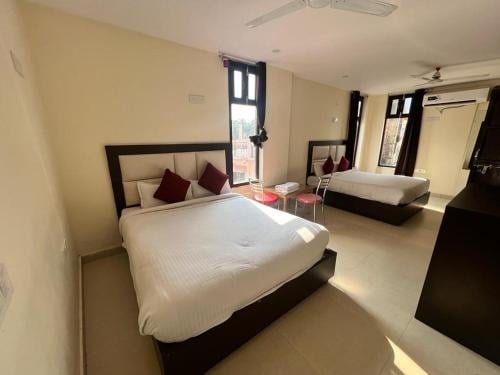 Tatsat Hostel- הוסטל חברתי מומלץ ברישיקש – איסטקארד