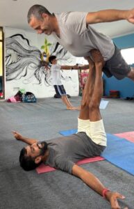 Yoga Om Nirvana שיעור יוגה בדרמסלה הודו איסטקארד