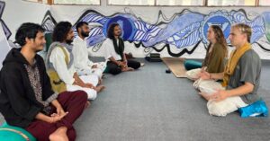 Yoga Om Nirvana שיעור יוגה בדרמסלה הודו איסטקארד