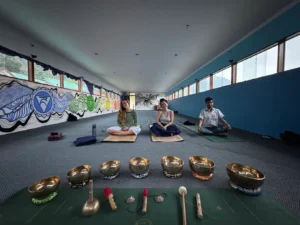 Yoga Om Nirvana שיעור יוגה בדרמסלה הודו איסטקארד