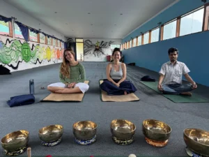 Yoga Om Nirvana שיעור יוגה בדרמסלה הודו איסטקארד
