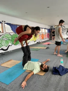 Yoga Om Nirvana שיעור יוגה בדרמסלה הודו איסטקארד