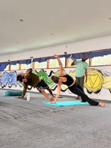 Yoga Om Nirvana שיעור יוגה בדרמסלה הודו איסטקארד