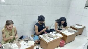 משתתפים ישראלים עובדים על צורפות בסדנה בפושקר – איסטקארד