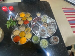 סדנת בישול בAsha Kumar Cookery האמפי, הודו איסטקארד