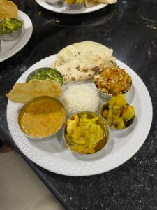 סדנת בישול בAsha Kumar Cookery האמפי, הודו איסטקארד