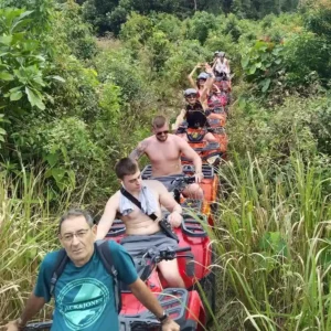 טיול טרקטורונים בקופנגן – קבוצה רוכבת עם מדריכים מקומיים