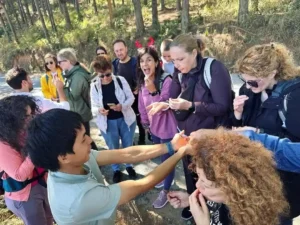 טעימת קפה בווייטנאם – מדריך מסביר לקבוצה על פולי קפה טריים – איסטקארד